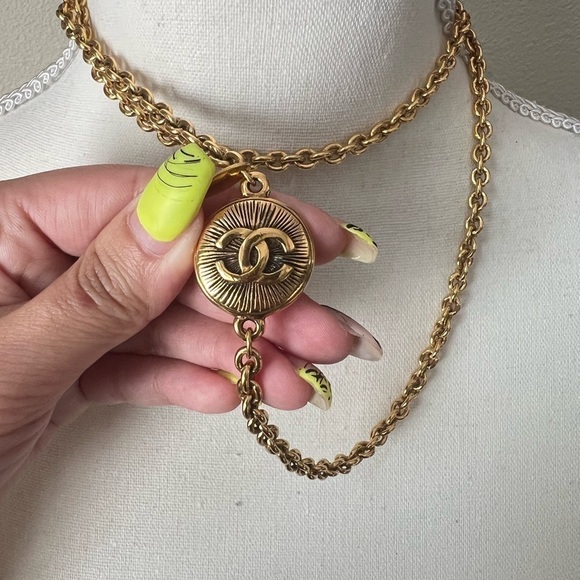 CHANEL Vintage 24k Gold Plated Embossed CC Logo Necklace - Picture 3 of 9